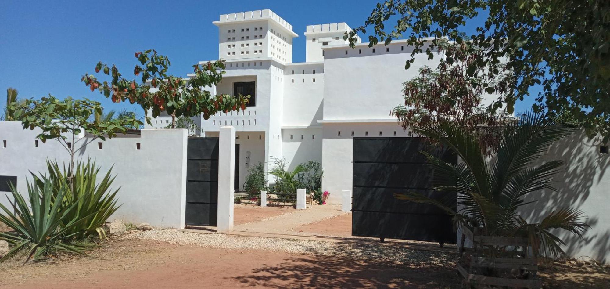 Cytyz Appart Hotel Mahajanga Exteriör bild